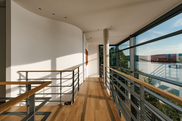 Villa am Rhein – Galerie mit Sichtbetonstütze