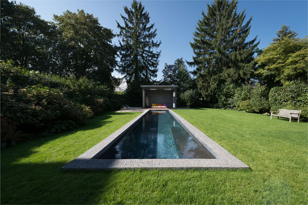 Sichtbetonpool mit Poolpavillon