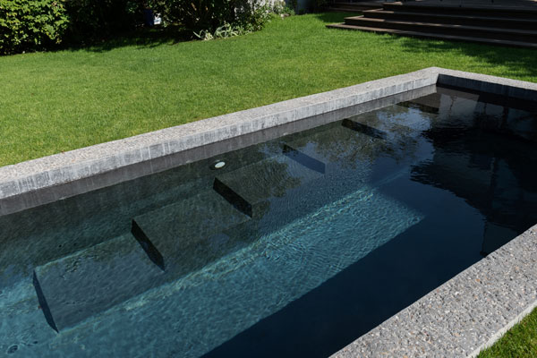 Sichtbetonpool mit Einstiegstreppe
