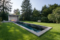 Sichtbetonpool mit Poolpavillon