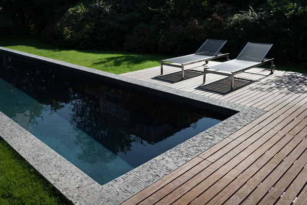 Sichtbetonpool mit Liegefläche